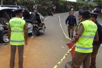 பாடசாலை சிற்றூர்தி விபத்துக்குள்ளானதில் மாணவர்கள் உட்பட மூன்று பேர் பலி