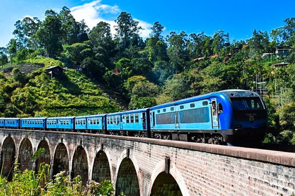 கொழும்பு - கோட்டை நோக்கி பயணித்த தொடருந்தில் தீப்பரவல் | Colombo To Badulla Train Fire Accident Today