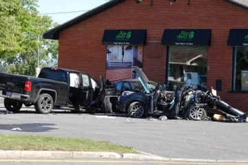 சிக்னலில் நின்றுகொண்டிருந்த கார் மீது பயங்கரமாக மோதிய ட்ரக்... ஒரு குடும்பமே பலியான பரிதாபம்