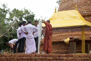 தமிழர் பகுதியில் புத்தர் சிலை! தமிழ் மக்களின் எதிர்ப்பால் பௌத்த தேரர்களின் முயற்சி  நிறுத்தப்பட்டது(Photos)