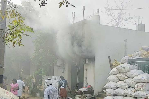 தீப்பற்றி முற்றாக எரிந்து நாசமாகிய பட்டாசுக் கடை...! | Cracker Shop Fire Incident Police Investigation