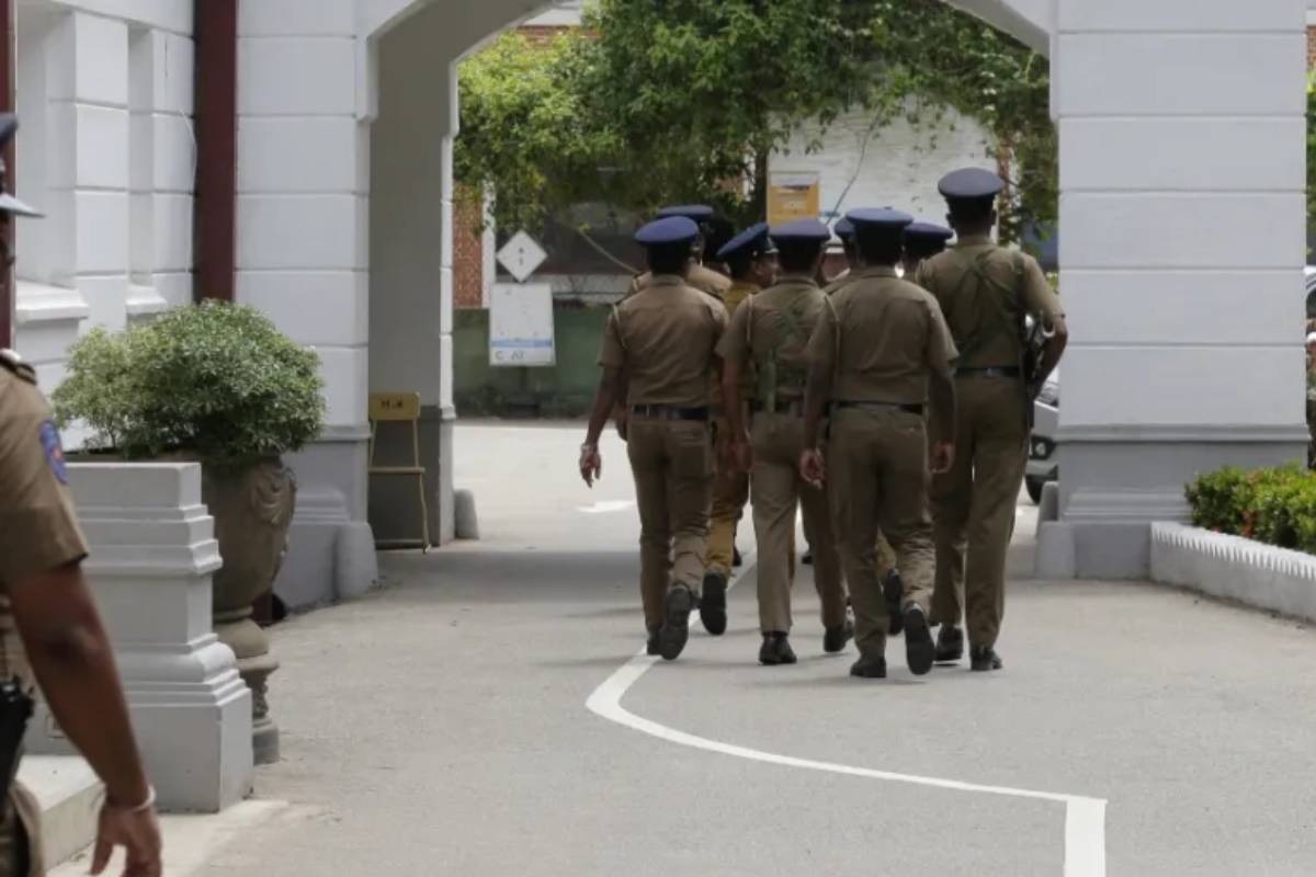 டிக்கோயா இரட்டைக் கொலைச் சந்தேகநபர் தப்பியோட்டம் : காவல்துறை வலைவீச்சு | Dickoya Double Murder Suspect Escapes From Prison டிக்கோயா இரட்டைக் கொலைச் சந்தேகநபர் தப்பியோட்டம் : காவல்துறை வலைவீச்சு | Dickoya Double Murder Suspect Escapes From Prison