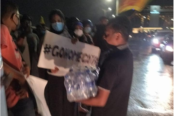 கொமும்பில் நள்ளிரவிலும் ஜனாதிபதியை பதவி விலகுமாறு கோசம்போடும் இளைஞர்கள்! | Colombo Youths Midnight Protest Gohomegota