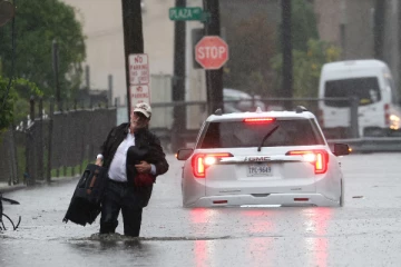 வெள்ளத்தில் மூழ்கிய நியூயார்க் நகரம்; அவசரநிலை பிரகடனம் அறிவிப்பு