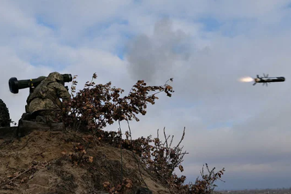 சீறிப்பாயும் அமெரிக்கா கொடுத்த ஆயுதம்; ரஷ்ய பீரங்கிகளை  துவம்சம் செய்யும்  உக்ரைன்! | Ukraine Launches Russian Artillery