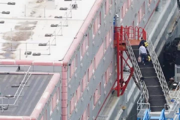 பிரித்தானியாவின் மிதக்கும் சிறைக்குள் அனுப்பப்பட்ட புகலிடக்கோரிக்கையாளர்கள்: கடும் எதிர்ப்பை மீறி நடவடிக்கை