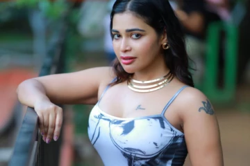 நடிகை தர்ஷா குப்தா வேற லெவல் ஹாட் போஸ்