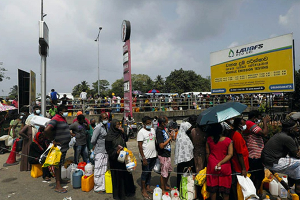 எரிபொருள் நிரப்பு நிலையத்தில் இடம்பெற்ற மோதல் | A Collision At A Fuel Station