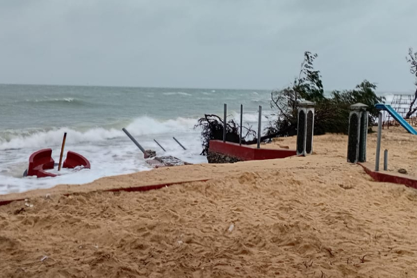 யாழ்ப்பாணத்தில் கடல் கொந்தளிப்பு ; உடைந்து விழுந்த கட்டுமானங்கள் | Cyclone Rough Seas In Jaffna Surging Waves