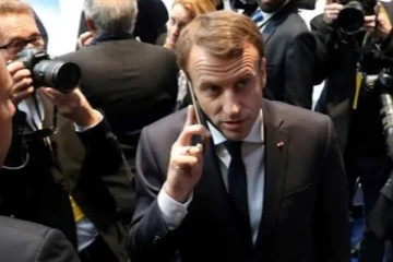 ‘‘என்னது உளவு பாக்குறாங்களா போனை மாத்துங்க ஆபிசர்” : மொபைல் போனைமாற்றிய பிரான்ஸ் அதிபர்!