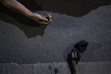 වෙඩි ප්‍රහාරයකින් තිදරු මවක් ජිවිතක්ෂයට..සැමිය සහ දරුවන් 99න් බේරෙයි.