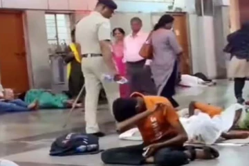 தூங்கும் பயணிகளை இப்படியா செய்வது? ரயில்வே பொலிசின் மோசமான செயல்