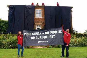 கறுப்பு துணியால் மூடப்பட்ட பிரதமர் ரிக்ஷிசுனக் வீடு; பரபரப்பை ஏற்படுத்திய சம்பவம்!