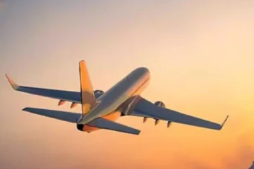 விமான நிலையத்தில் ஏற்பட்ட பதற்றம் ; தரையிறங்கிய விமானத்தில் தீ பரவல்