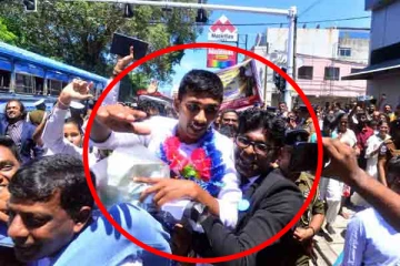 கல்கிசை கான்ஸ்டபிளை தூக்கிச் சென்று மக்கள் மகிழ்ச்சி ஆரவாரம்