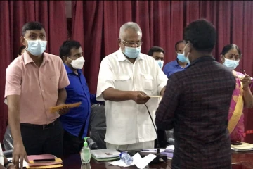 வேலணை மக்களுக்கு அமைச்சர் டக்ளஸ் தேவானந்தாவினால் காசோலைகள் வழங்கி வைப்பு (Photos)