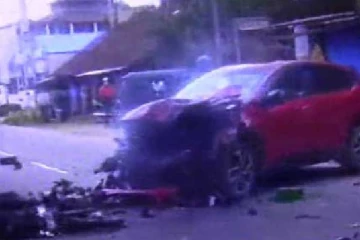 கார் ஒன்று கட்டுப்பாட்டை இழந்ததால்   ஏற்பட்ட கோர விபத்து