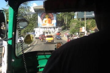 மது போதையில் முச்சக்கர வண்டி ஓட்டிய பெண்