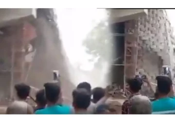 குஜராத்தில் புதிதாக கட்டப்பட்ட மேம்பாலம் திறப்பதற்கு முன்பே இடிந்து விழுந்தது...! - வைரலாகும் வீடியோ