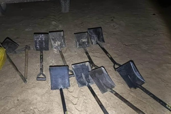 யாழில் சட்டவிரோத மணல் ஏற்றியவர்கள் தலை தெறிக்க ஓட்டம்; துரத்திப்பிடித்த பொலிஸார் | Illegally Transported Sand In Jaffna Been Arrested