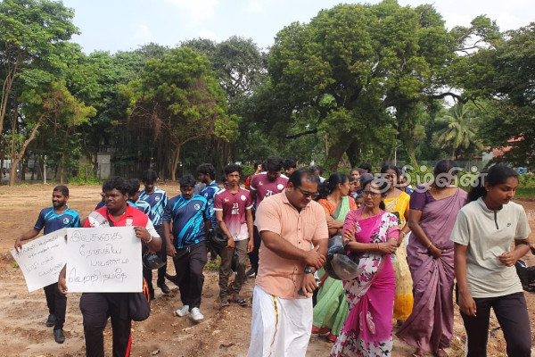 யாழ்.பழைய பூங்காவில் உள்ளக விளையாட்டு அரங்கு வேண்டுமெனக் கோரி போராட்டம்.. | Jaffna Demands Indoor Stadium யாழ்.பழைய பூங்காவில் உள்ளக விளையாட்டு அரங்கு வேண்டுமெனக் கோரி போராட்டம்.. | Jaffna Demands Indoor Stadium