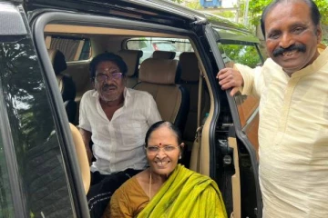 மூடிக் கிடந்த வானத்தின் முதல் கீற்று :   பாரதிராஜாவுடன் வைரமுத்து வைரலாகும் புகைப்படம்