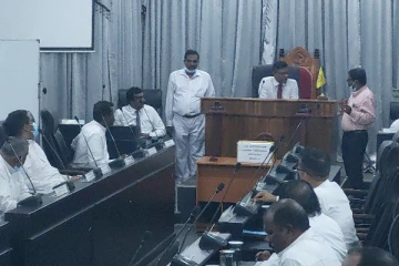 காவல்துறையின் பலத்த பாதுகாப்புடன் ஆரம்பமான சபை அமர்வு - ஒத்தி வைக்கப்பட்டது முதல்வர் தெரிவு!
