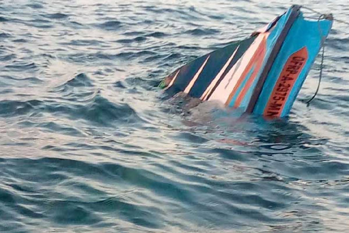 இரண்டு மீன்பிடி படகுகள் ஒன்றுடன் ஒன்று மோதி விபத்து ; மீனவர் உயிரிழப்பு | Fisherman Dies In Boat Accident