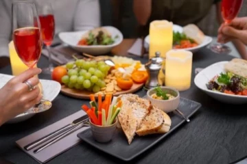 ஹோட்டல் உணவருந்த சென்றவர்களை தாக்கிய ஹோட்டல் ஊழியர்களுக்கு நேர்ந்த கதி