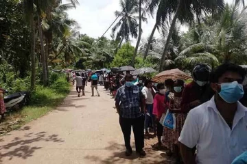 தடுப்பூசிக்காக காத்திருந்தவர்களுக்கு ஊசியேற்றிய தேனீக்கள்..