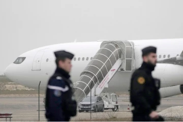 பிரான்ஸில் 303 பயணிகளுடன் 3 நாள் நிறுத்தப்பட்ட விமானம்: இந்தியா திரும்புவதற்கான காரணம் என்ன?