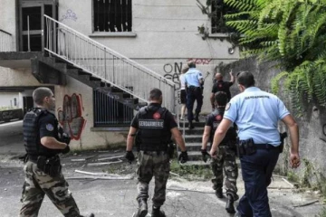 பள்ளிக்கு வராமல் இருந்த சிறுமியின் வீட்டிற்கு சென்ற பொலிசாருக்கு காத்திருந்த அதிர்ச்சி! துயர சம்பவத்தின் பின்னணி