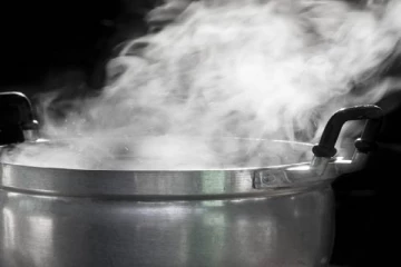 ஆவி பிடிக்க முயன்ற கொரோனா தொற்று சிறுமியின் மீது வெந்நீர் கொட்டியதில் படுகாயம்