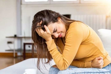 மாதவிடாய் கால வலி உங்களை புரட்டி எடுக்கின்றதா? கவலை வேண்டாம்.. இதனை போக்க சில டிப்ஸ் இதோ!