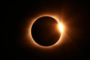 இன்று பகல் நான்கு நிமிடங்கள் இருள் சூழும்