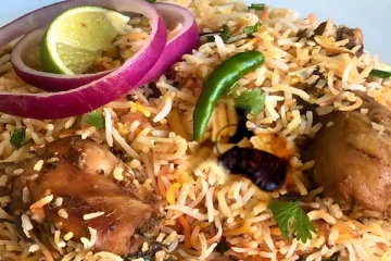 கரப்பான் பூச்சியுடன் கோழி பிரியாணி பார்சல் (Photos)