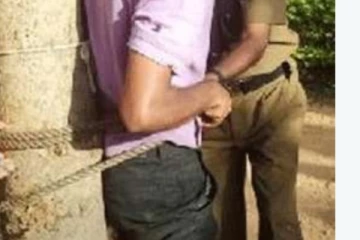 වෛද්යවරයාගේ කෑ ගැසීම ඇසී,ප්රදේශවාසීන් අත්බෝම්බ තියුණු ආයුධ සමග පැමිණි, කොල්ලකරුවන් අල්ලා ගස් බදී..