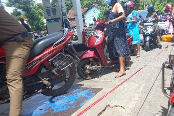 கர்ப்பிணி தாய்மாரின் வரிசையில் நின்று பெட்ரோல் கொள்வனவு செய்த பொலிஸார்