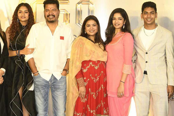 குடும்பத்துடன் அவுட்டிங் சென்ற இயக்குனர் சங்கர்.. | Shankar Outing With Family For Newyear Celebrate