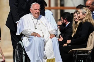 வலியால் துடித்த போப் பிரான்சிஸ் - அறுவை சிகிச்சைக்காக மருத்துவமனையில் அனுமதி