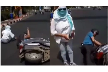 ஸ்கூட்டர் என்ன தானாவா விழும்... இளைஞரை சராமரியாக திட்டிய பெண் - வைரலாகும் வீடியோ