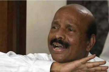 ரோட்டுல போறவங்களும்  சசிகலாவும் ஒன்னுதான்  -  சசிகலாவை சீண்டும் பொன்னையன்