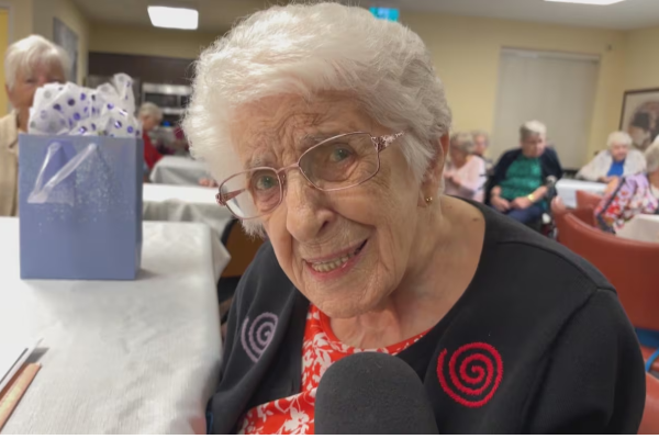 கனடாவில் 107 வயது மூதாட்டியின் பிறந்த நாள் கொண்டாட்டம் | Ottawa Woman Turns 107 Years Old