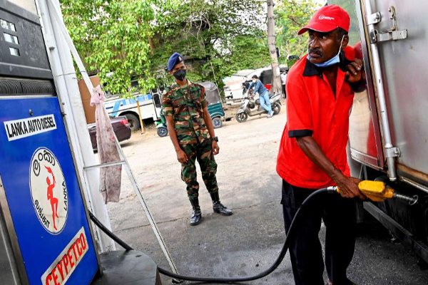 எரிபொருள் நிரப்பு நிலையத்தில் இன்று காலை இடம்பெற்ற சம்பவம்; ஐவருக்கு நேர்ந்த கதி | This Morning S Incident At The Fuel Station