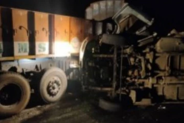 ஆந்திரா மாநிலத்தில் லாரி மீது வேன் மோதி கோர விபத்து; 14 பேர் உயிரிழப்பு 4 பேர் காயம் !