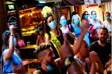 பள்ளி மாணவர்களின் கொண்டாட்டத்தால் நேர்ந்த விபரீதம்! 5000 பேரை தனிமைப்படுத்திய நாடு!