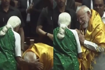 தமிழக விவசாயியான பாட்டியின் காலில் விழுந்து வணங்கிய பிரதமர் மோடி