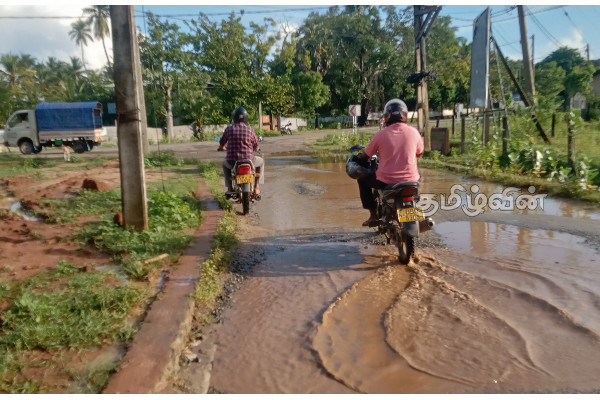 தண்ணீரூற்று சைவப் பாடசாலை வீதியில் போக்குவரத்துக்கு இடையூறு (Photos) | Thannirootru Saiva School