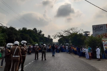 அமைச்சர் மீது காஸ் சிலிண்டர் தாக்குதல்!