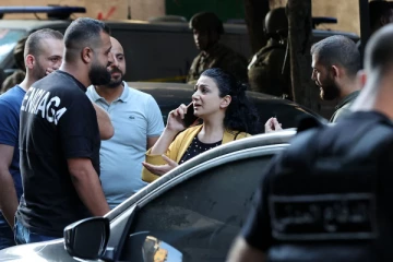 சேமிப்பு பணத்தை மீளப்பெற 10 பேரை பிணைக் கைதிகளாக்கிய நபர்!